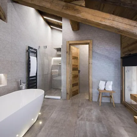 Mountain Majesty Awaits: Luxe Living In Appartement *